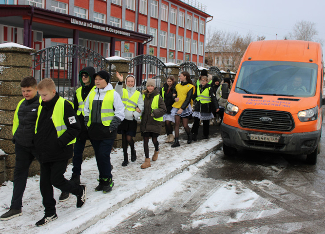 Педагоги «Лаборатории Безопасности» провели с учащимися школы №3 города Черемхово акцию «Шагающий автобус»